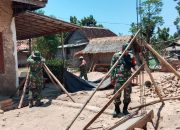 Sentuhan TNI di Tanah Kepulauan: Babinsa Sapudi Bantu Warga Pulihkan Rumah Pascagempa