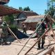 Sentuhan TNI di Tanah Kepulauan: Babinsa Sapudi Bantu Warga Pulihkan Rumah Pascagempa